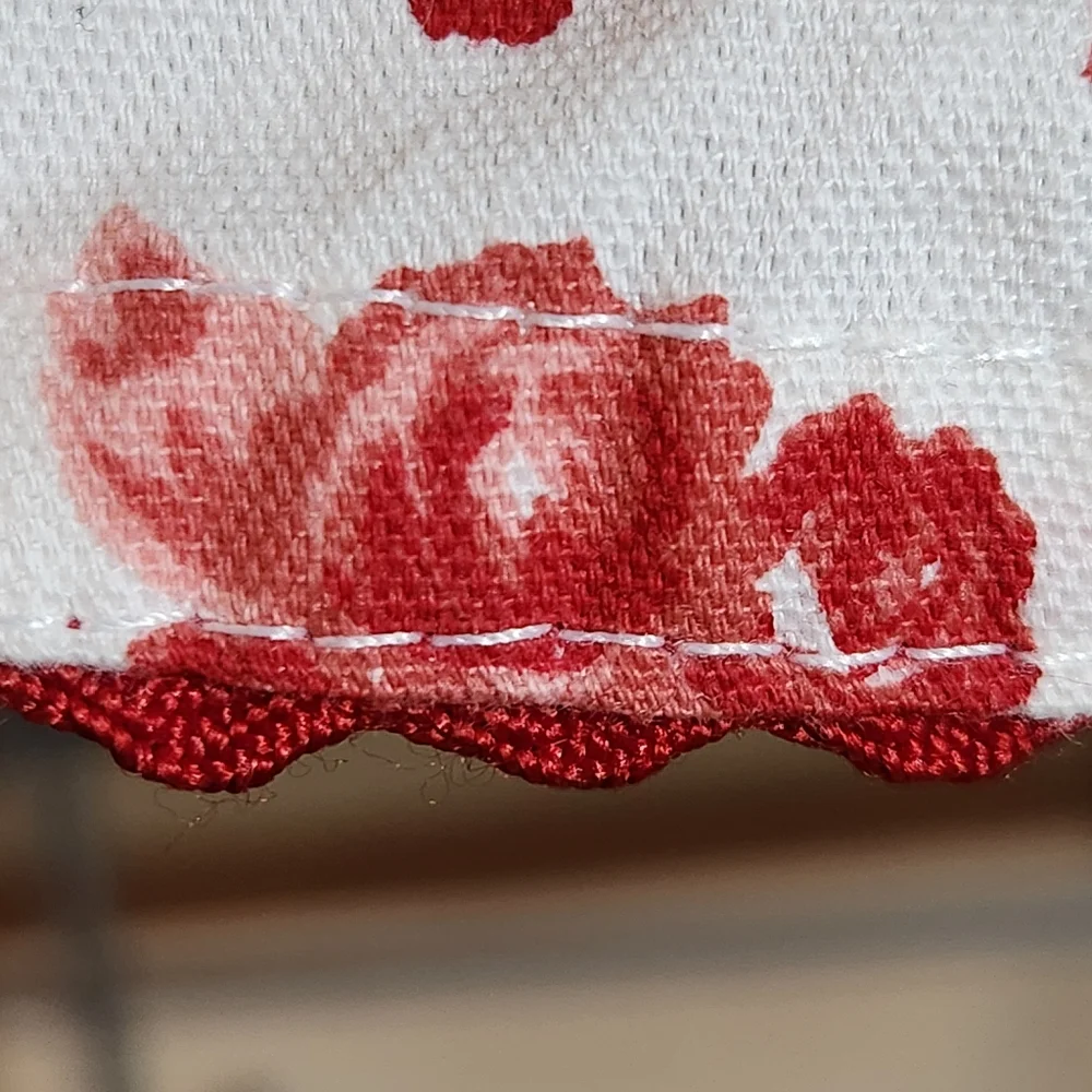 NWT Pioneer Woman Red Rose Tea Towel w/ Ric-Rac Trim – Rare Early Release